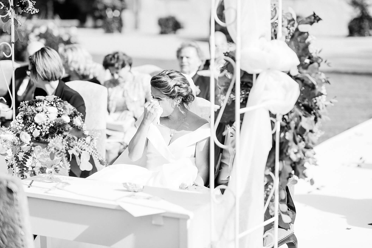 Rebecca Conte Fotografie: Braut mit Taschentuch