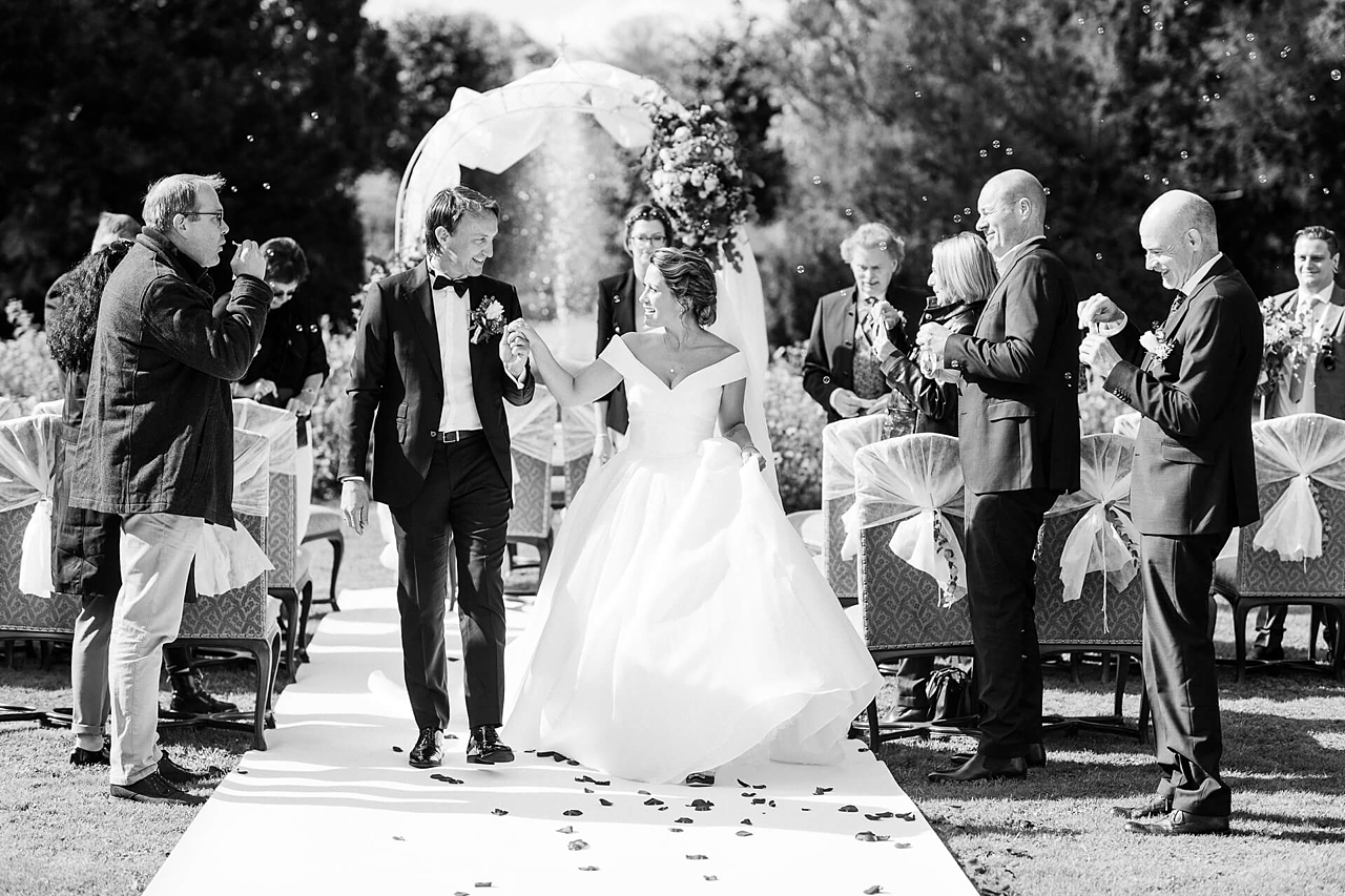 Rebecca Conte Fotografie: Auszug elegantes Brautpaar