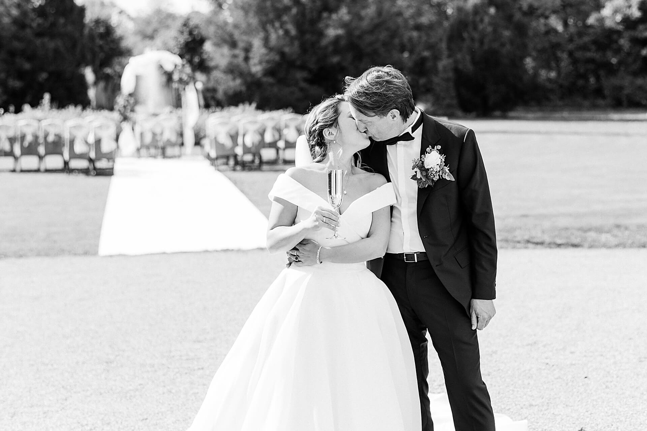 Rebecca Conte Fotografie: küssendes Brautpaar in schwarz weiss