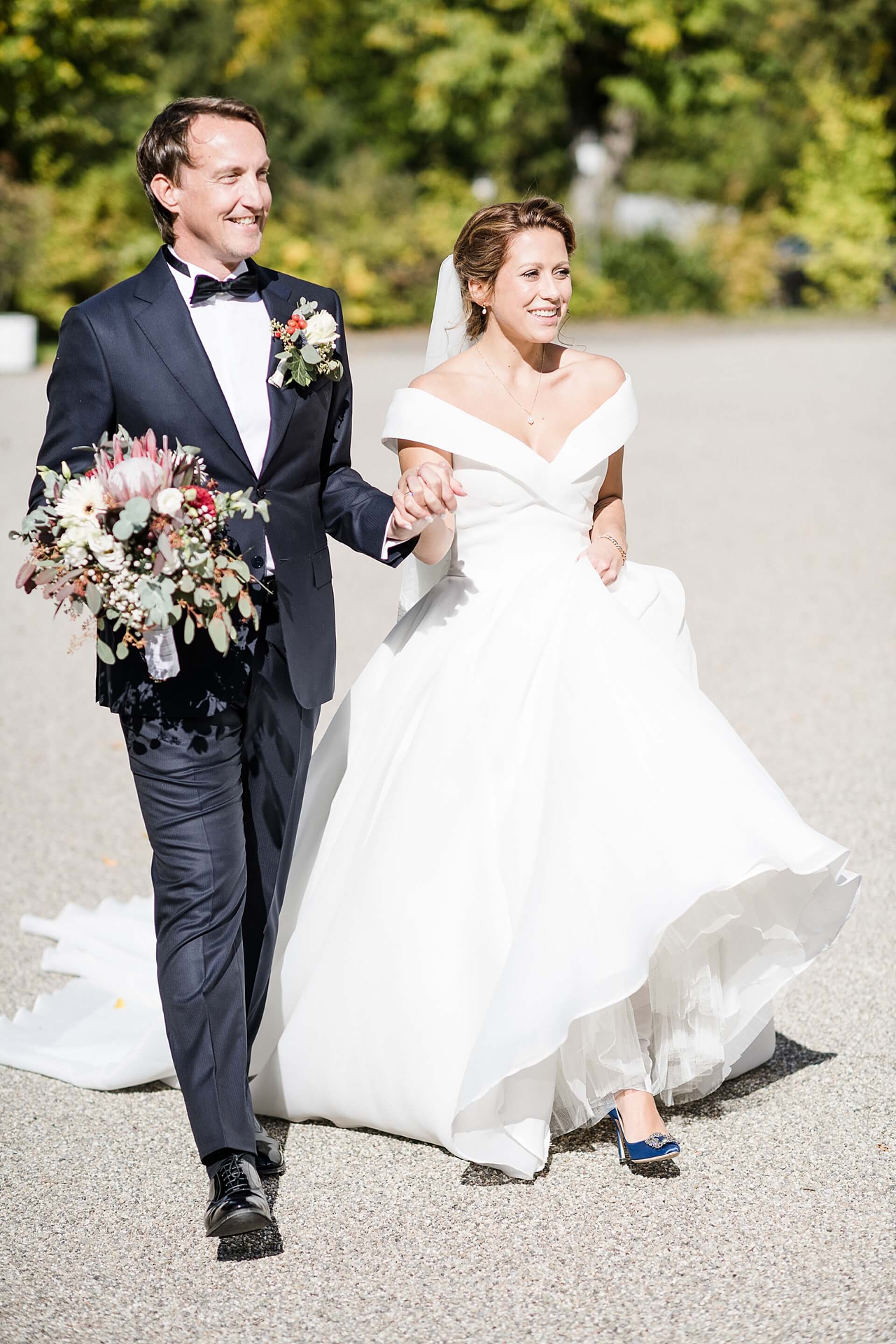 Rebecca Conte Fotografie: Brautpaar läuft zum den Gästen