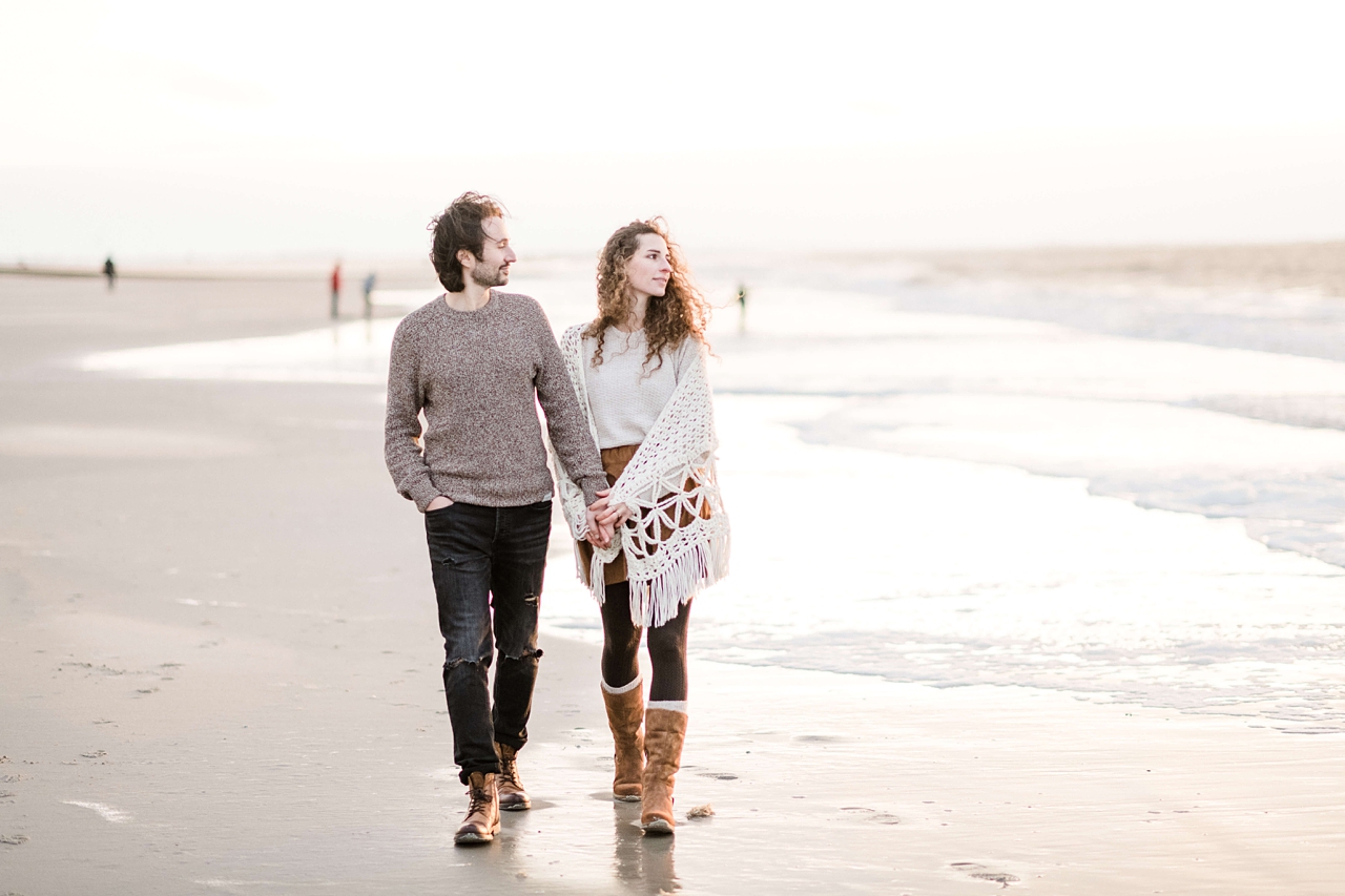 Rebecca Conte Fotograf Langeoog: Paar läuft am Strand