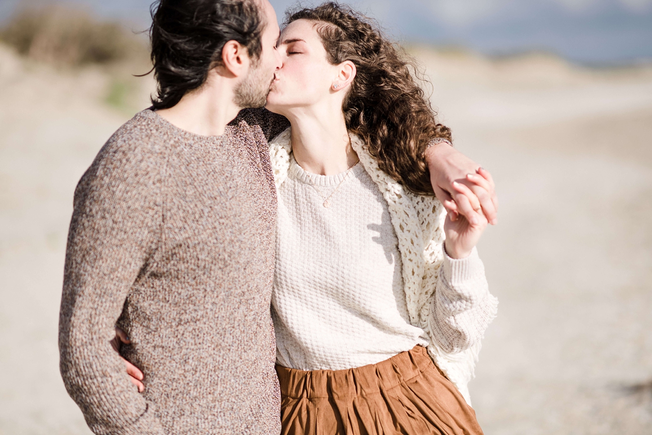 Rebecca Conte Fotograf Langeoog: Paar küssend am Meer