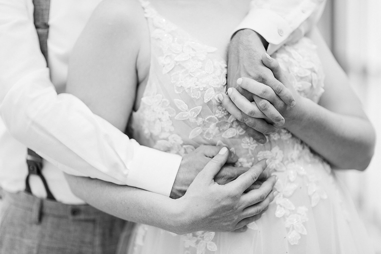 Rebecca Conte Fotografie: Brautpaar hält Händchen