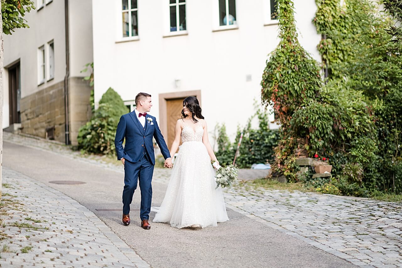 Rebecca Conte Fotografie: Hochzeit Herrenberg laufendes Brautpaar 53