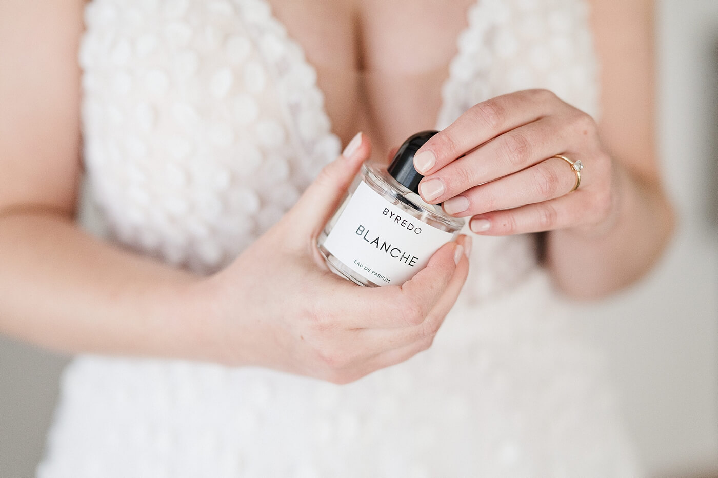 Rebecca Conte Fotografie: Braut hält Parfum