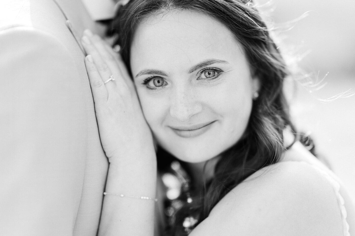 Rebecca Conte Fotografie: Portrait Braut in schwarz weiß