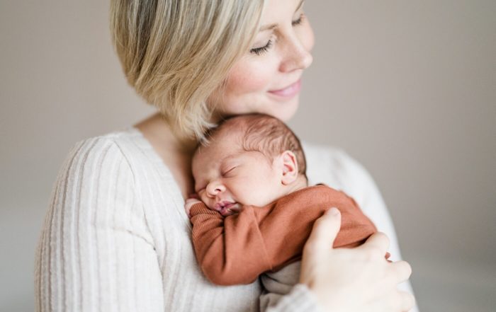 Rebecca Conte Fotograf Ludwigsburg: Neugeborenenaufnahmen mit Mama