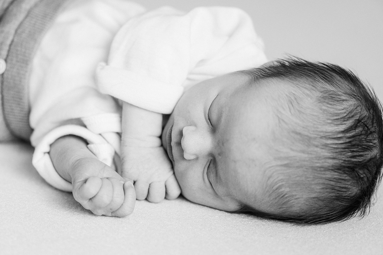 Rebecca Conte Fotograf Stuttgart: natürliche Neugeborenenfotografie
