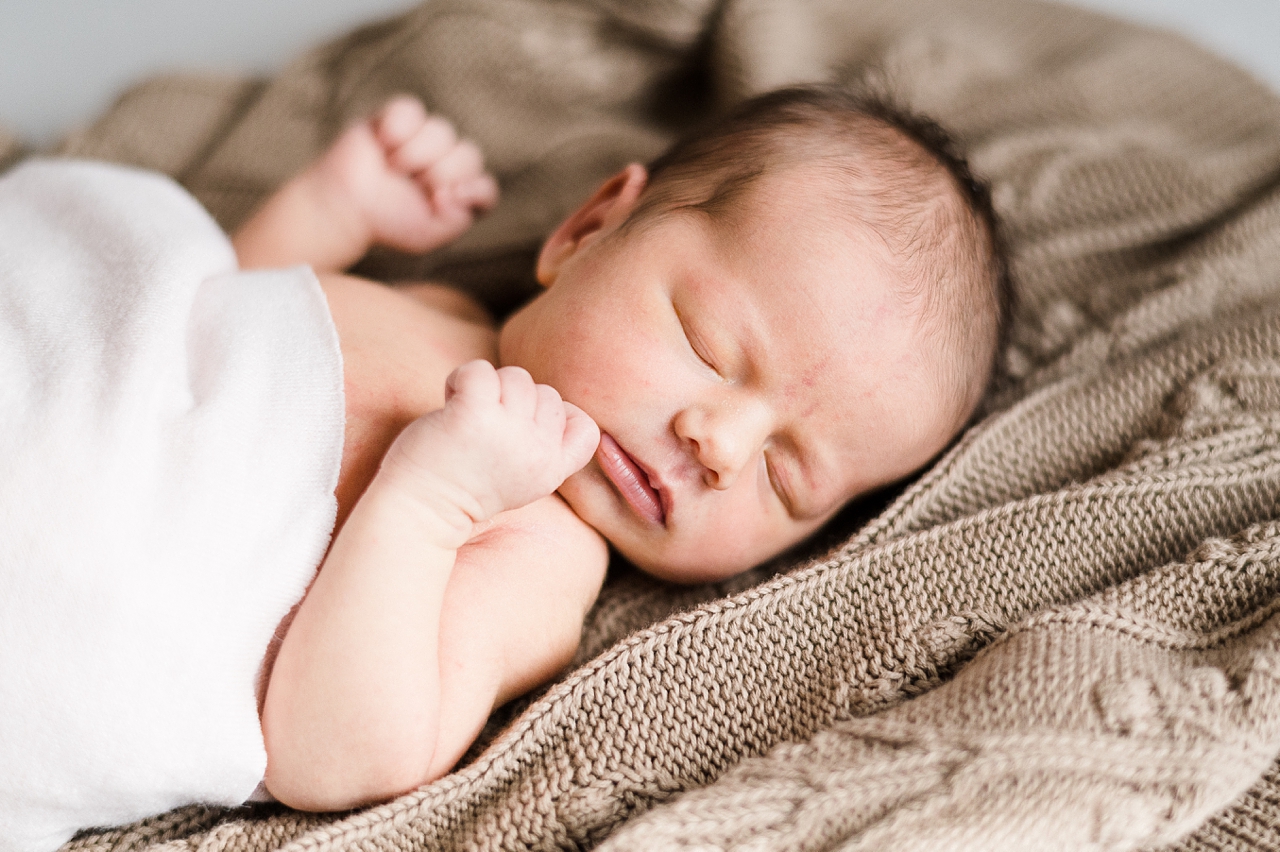 Rebecca Conte Fotograf Stuttgart: schlafendes Neugeborenes